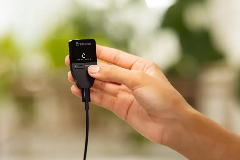 کیف پول سخت افزاری ترزور سیف ۳ - Trezor Safe 3